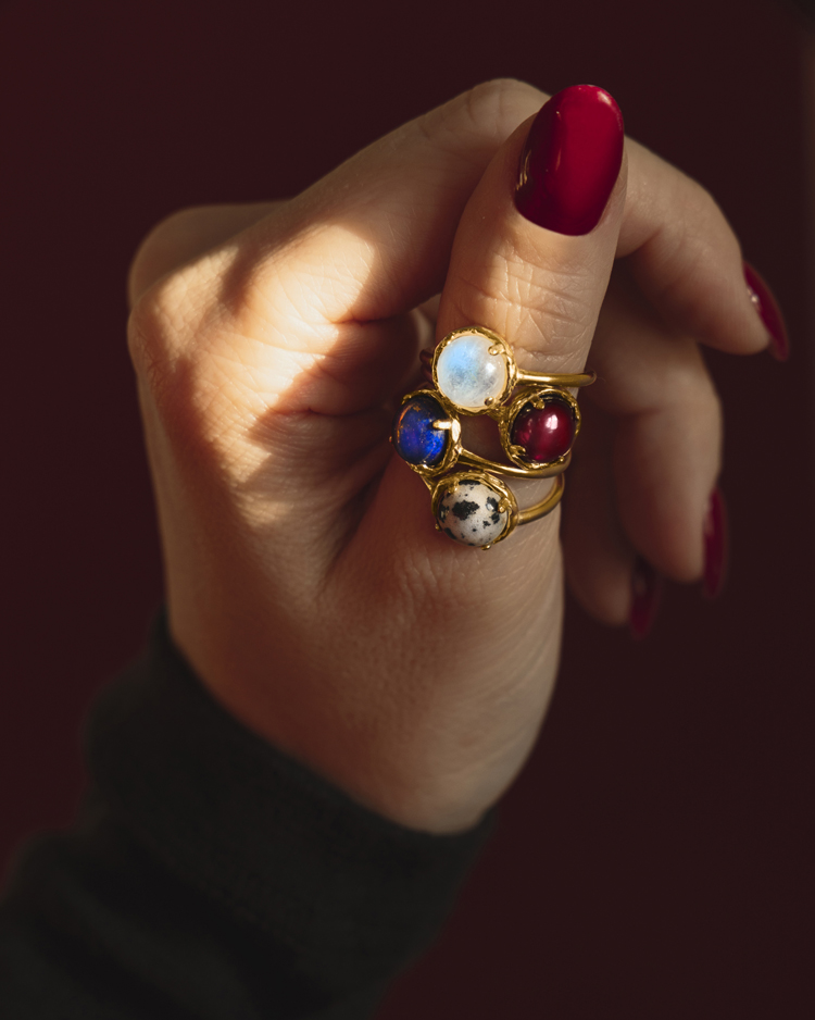 Pierścionki z kamieniami szlachetnymi: kamień księżycowy, granat, lapis lazuli, jaspis